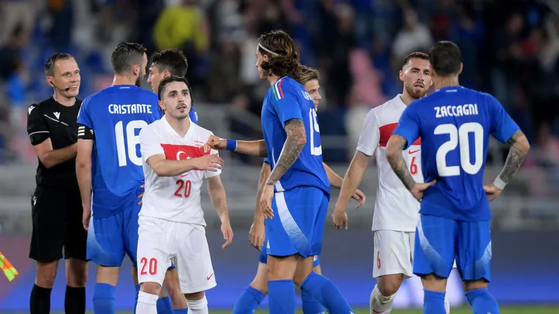 Các cầu thủ Thổ Nhĩ Kỳ và Italia sau trận hòa 0-0