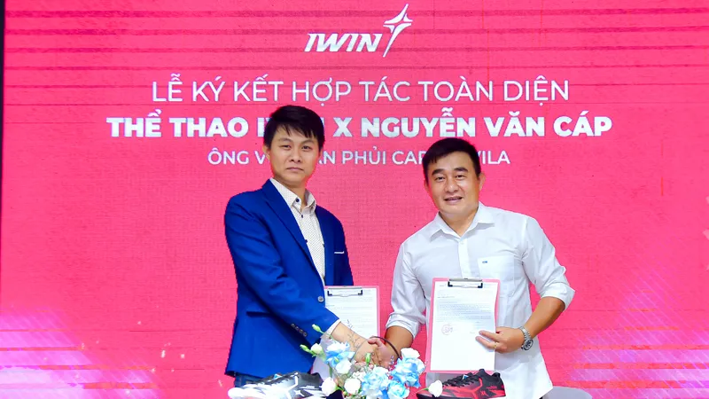 Capdevila (áo trắng) và ông Nguyễn Thế Quang bắt tay hợp tác cho bản hợp đồng có thể có thời hạn là 3 năm. ẢnH: ĐOÀN NHẬT