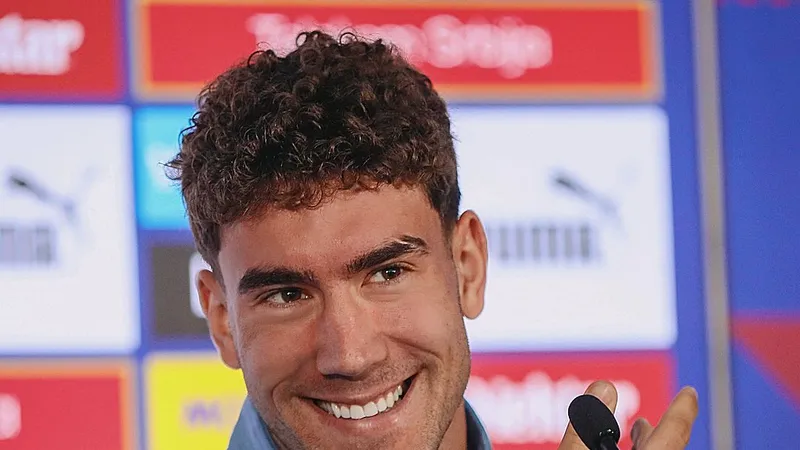 Vlahovic trả lời phỏng vấn phóng viên