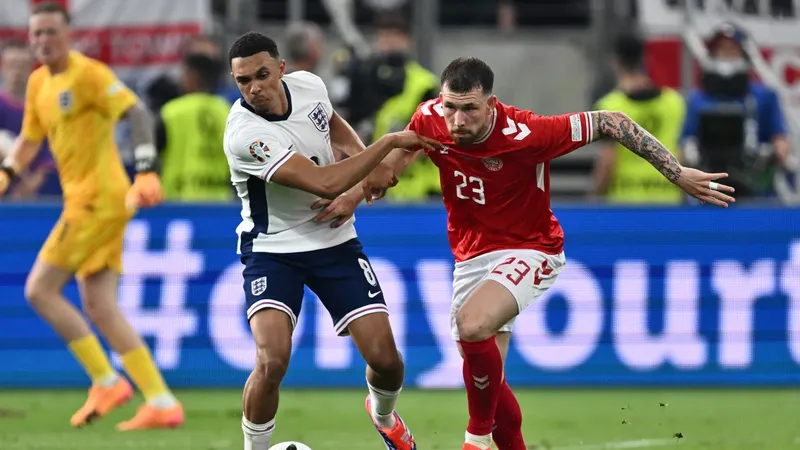 Alexander-Arnold chật vật đá phòng ngự nơi tuyến tiền vệ