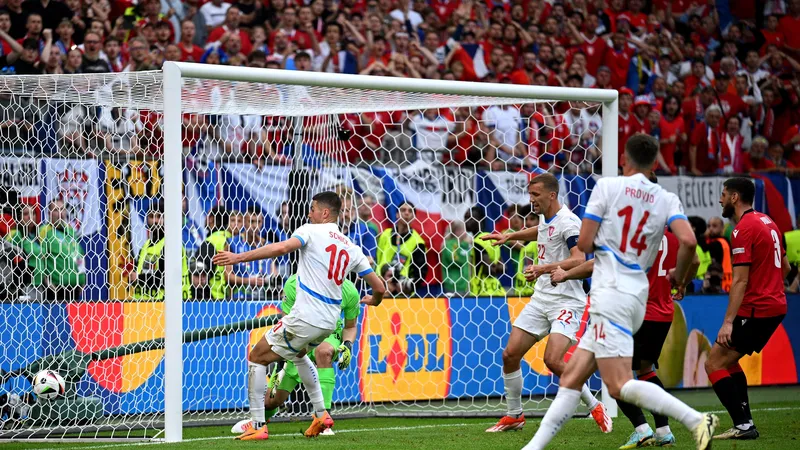 Patrik Schick với pha tiếp bóng cận thành bằng ngực ghi bàn gỡ hòa 1-1
