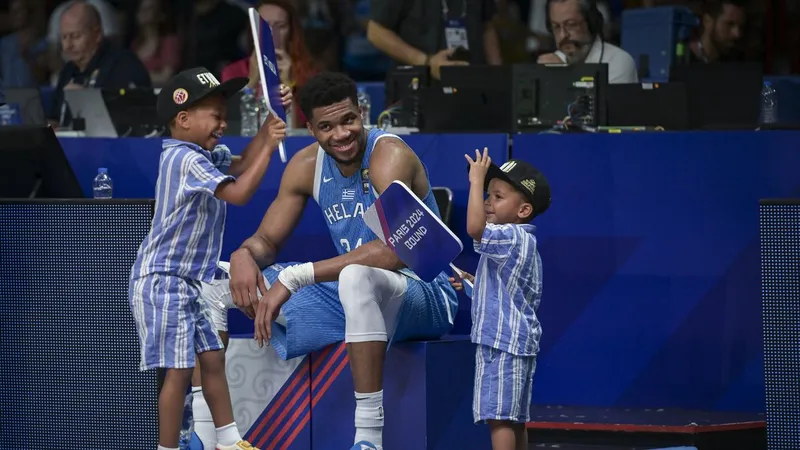 Antetokounmpo chia sẻ niềm vui cùng 2 con trai