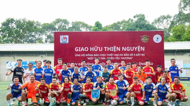 Trước trận giao hữu thiện nguyện giữa CLB Phóng viên Đời sống - Xã hội và Jade Royal FC. Ảnh: ĐOÀN NHẬT