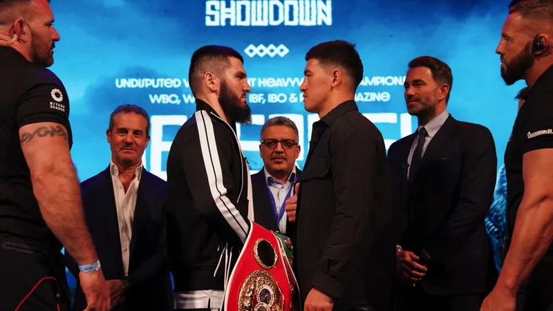 Beterbiev (trái) mặt đối mặt với Bivol