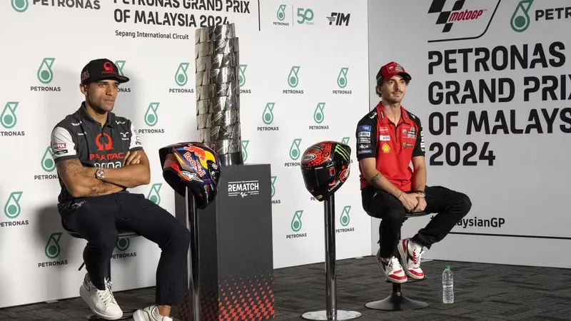 Martin (trái) và Bagnaia trong buổi họp báo trước Malaysia Grand Prix