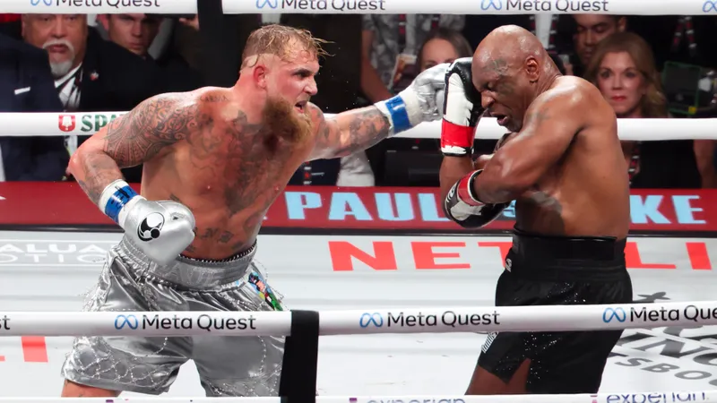De la Hoya cho rằng Tyson đã bị kềm hãm trong trận đấu tuần trước