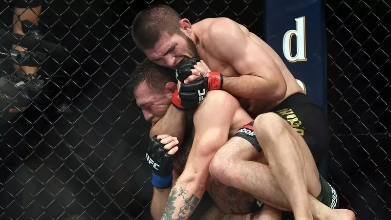Trận Khabib siết cổ McGregor và sau đó "đánh sập" cả nền MMA của Ailen