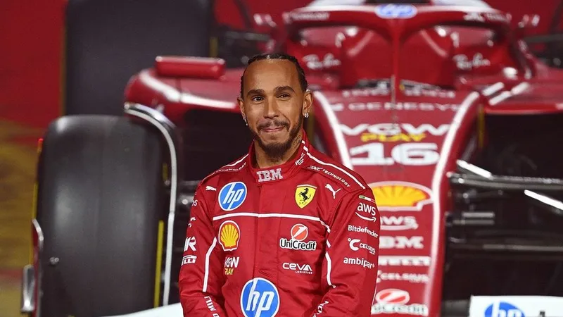 Hamilton trong màu áo đội đua Ferrari