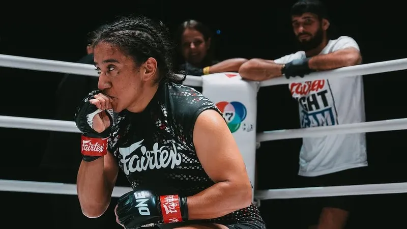 Anita trên sàn đài MMA