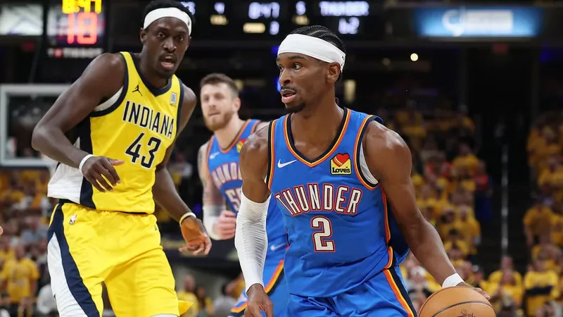 Gilgeous-Alexander đi bóng trước sự quan sát của Siakam