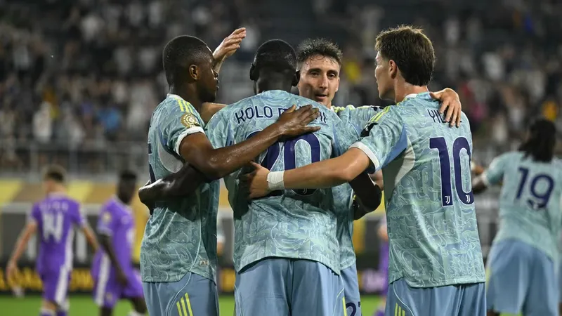 Các cầu thủ Juventus ăn mừng bàn thắng