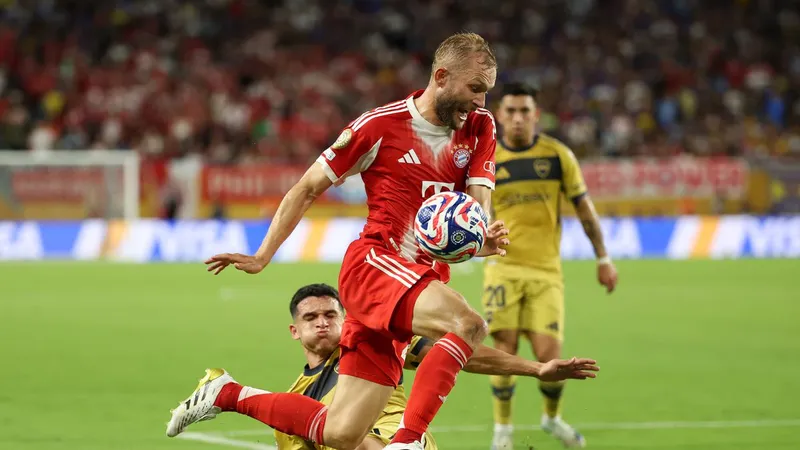 Bayern (áo đỏ) vất vả vượt qua Boca