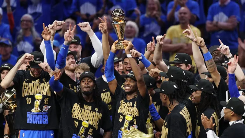 Các cầu thủ OKC giương cao cúp vô địch