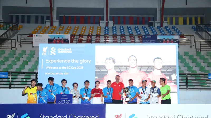 Huyền thoại Berger và các cầu thủ Scavi đăng quang Cúp Standard Chartered 2025
