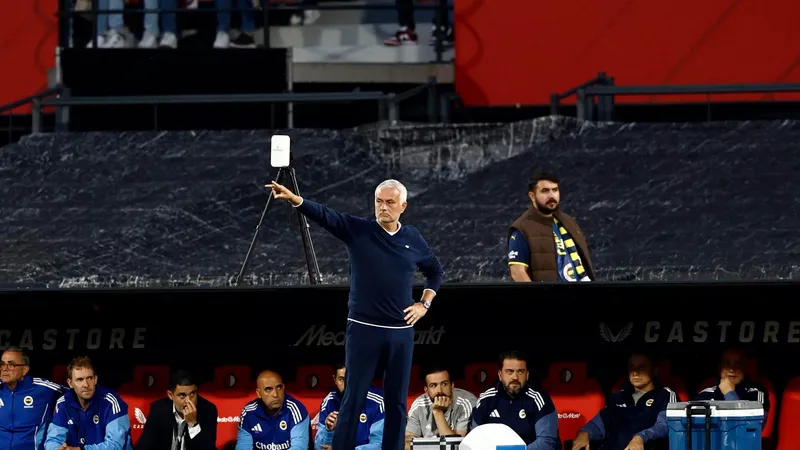 Mourinho trong trận thua Feyenoord 1-2