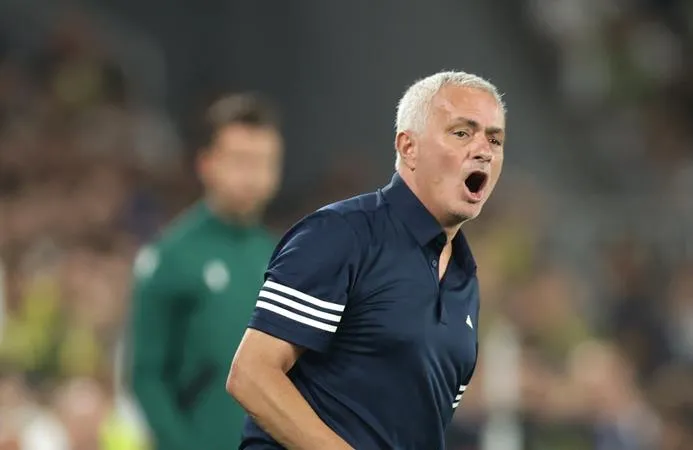 HLV Mourinho trong trận lượt đi vòng play-off