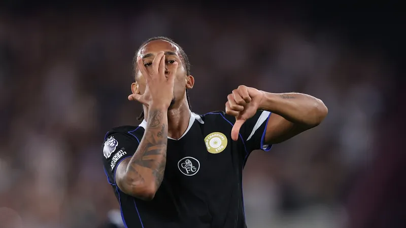 Pedro ăn mừng sau bàn thắng đầu tiên cho Chelsea ở Premier League