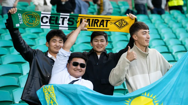 CĐV Kairat trong trận thắng Celtic ở play-off Champions League