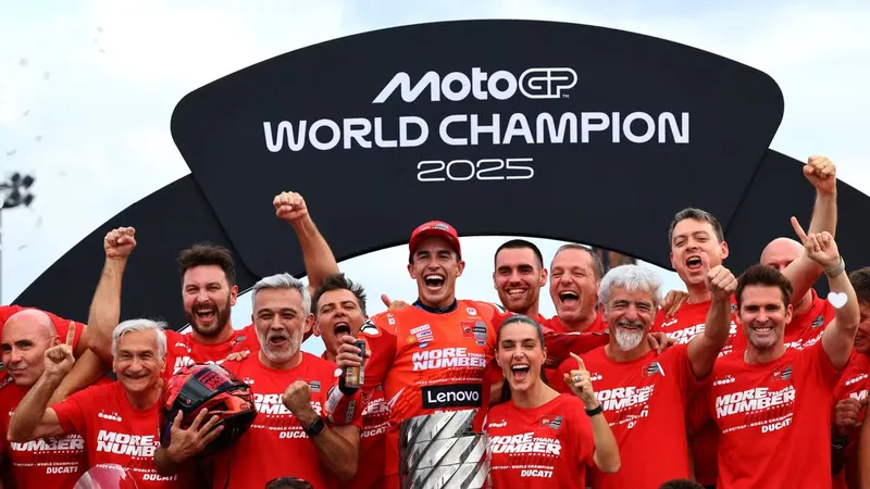 Marquez ăn mừng cùng các thành viên Đội đua Ducati