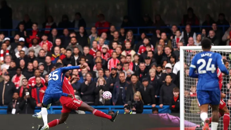 Caicedo tung cú sút sấm sét mở tỷ số cho Chelsea