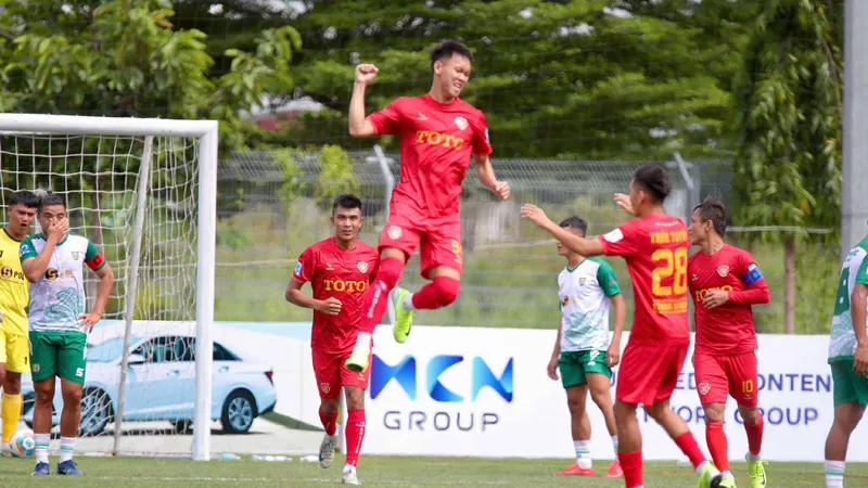 Các cầu thủ An Biên ăn mừng chiến thắng