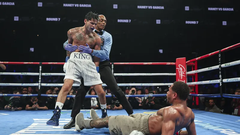 Haney bị đấm knock-down trong trận đấu với Garcia