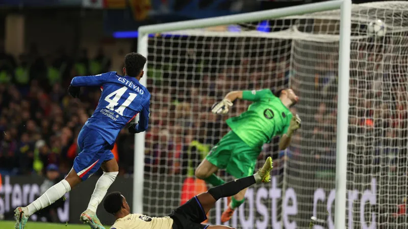 Estevao tung cú sút cháy lưới thủ môn Barca