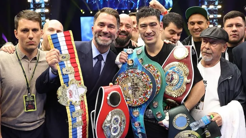 Bivol đang giữ các đai WBA (Super), IBF và WBO dưới nặng