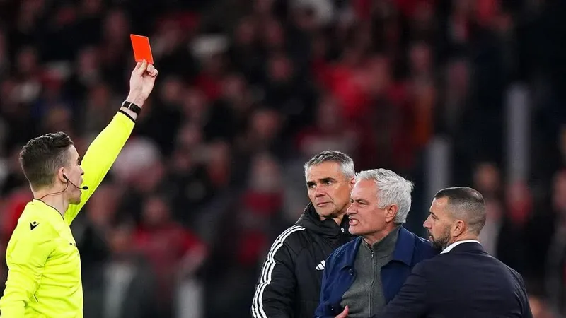 Mourinho nhận thẻ đỏ trong trận đấu với Real