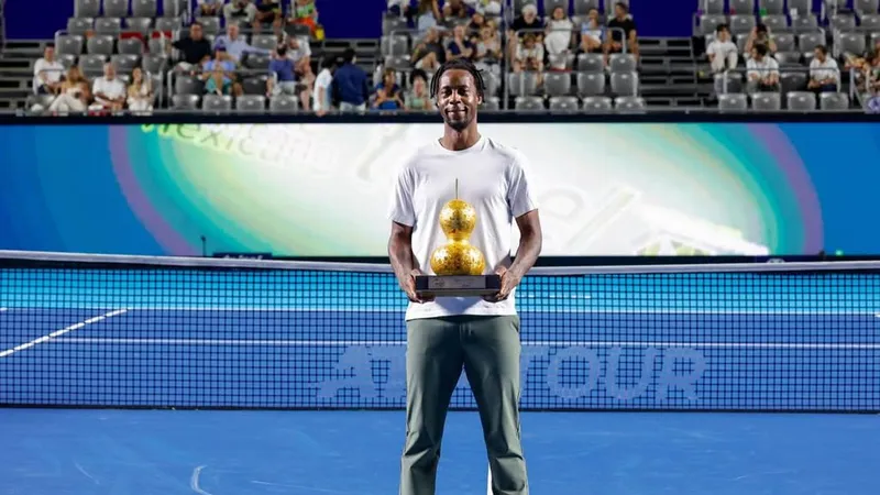 Monfils nhận kỷ vật chia tay ở Australian Open