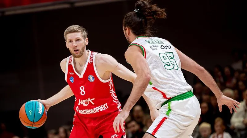 Artem Komolov của MBA (Ảnh: Trang chủ VTB United League)