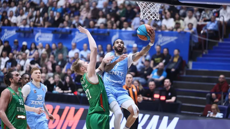 Zenit (áo xanh da trời - Ảnh: VTB United League) vượt lên dẫn 2-1