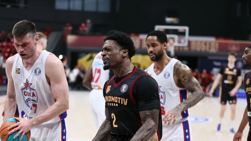 CSKA (áo trắng) vượt lên dẫn trước (Ảnh: VTB United League)