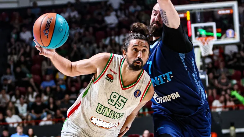 Zenit rút ngắn tỷ số xuống còn 2-3 (Ảnh: VTB United League)