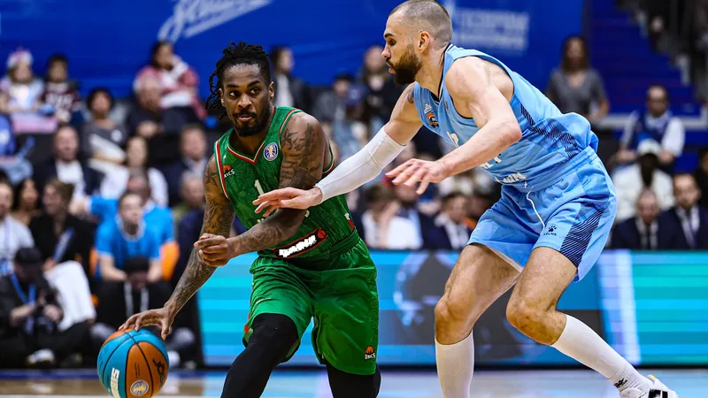 UNICS (áo xanh lá cây) gỡ hòa 3-3 (Ảnh: VTB United League)