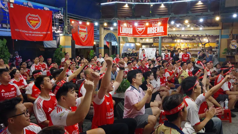 CĐV Arsenal cổ vũ đội bóng vô địch Premier League