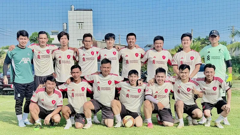 LFCSG trong một trận giao hữu sân 11 (Anh Huỳnh Ngọc Bo thứ 2 từ phải qua hàng dưới)