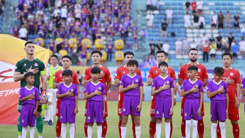Các em nhỏ dự án GUMBĐ tham gia trận Hà Nội FC - CATPHCM