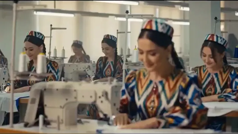 Những nữ thợ may Uzbekistan xinh đẹp (Ảnh chụp màn hình video-clip của truyền thông bóng đá Uzbekistan)