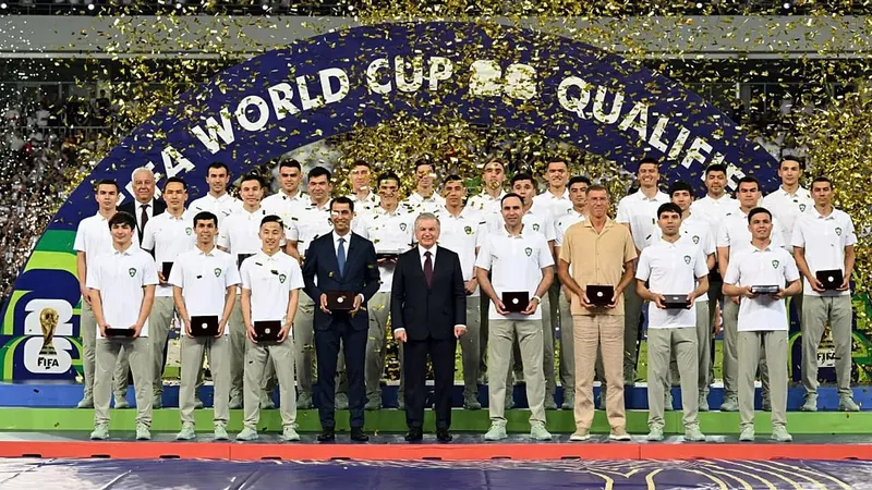Các tuyển thủ quốc gia Uzbekistan trong buổi lễ mừng công với Tổng thống Shavkat Mirziyoyev (Ảnh: Văn phòng báo chí Tổng thống Uzbekistan)