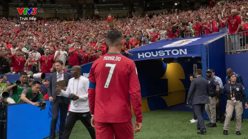 Ronaldo đi vào khán đài ngay khi trận đấu kết thúc