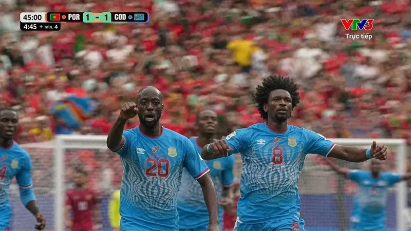 Các cầu thủ CHDC Congo ăn mừng bàn gỡ hòa