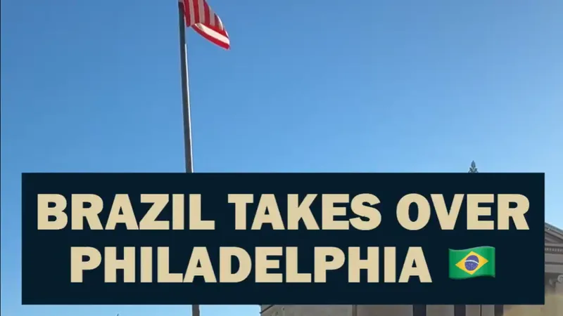 CĐV vây quanh tượng Rocky ở Philadelphia (Ảnh chụp màn hình video của Philadelphia Union)