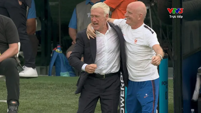 Guy Stephan (áo trắng) đã sát cánh cùng Deschamps nhiều năm qua, cùng dẫn dắt Les Bleus