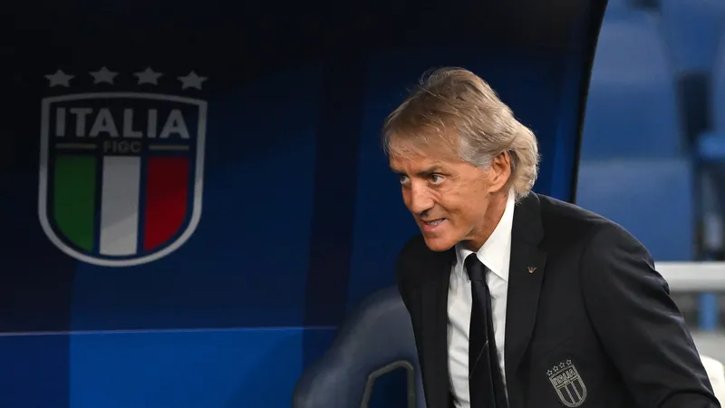 Roberto Mancini trong trận thua Bỉ 0-2 (Ảnh: THX)