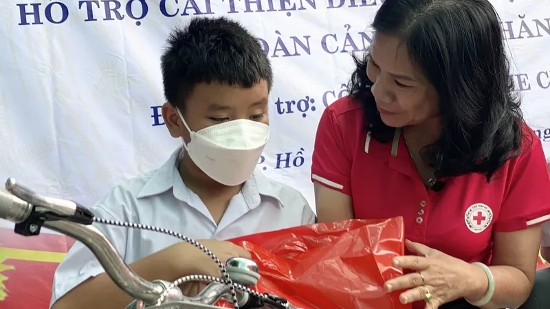 Tặng xe đạp cho học sinh có hoàn cảnh khó khăn