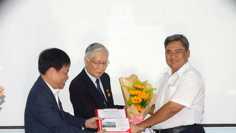 Trao Huy hiệu TPHCM cho giáo sư Susumu Sugiyama