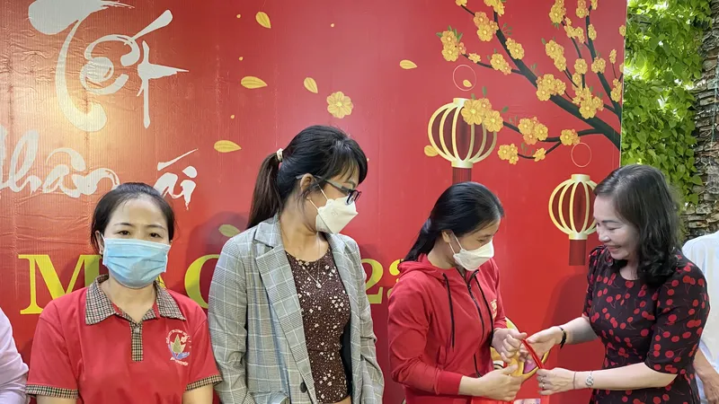 Trao quà tết cho người lao động gặp khó khăn ở quận Gò Vấp