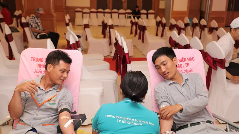 Gần 200 cán bộ, nhân viên, người lao động tham gia hiến máu