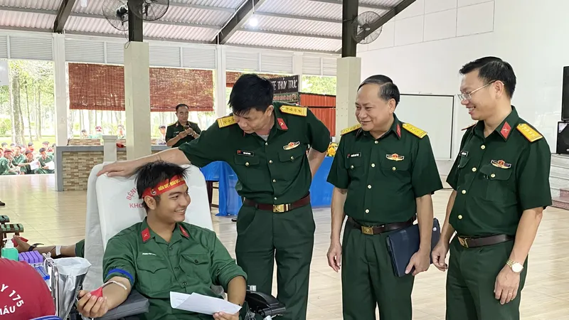 Giảng viên, học viên Trường Quân sự hiến hơn 350 đơn vị máu